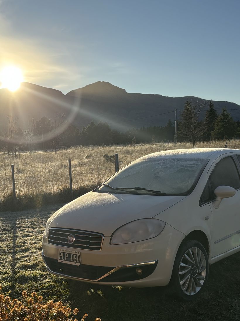 Fiat Linea на рассвете у гор
